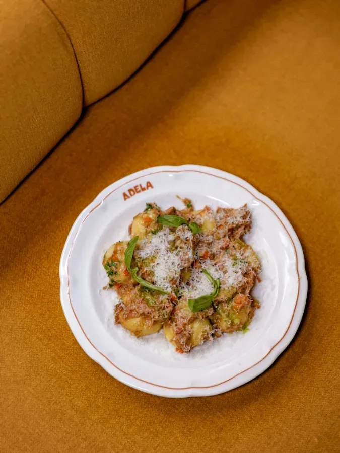 Assiette de gnocchi au ragù photographiée en format vertical